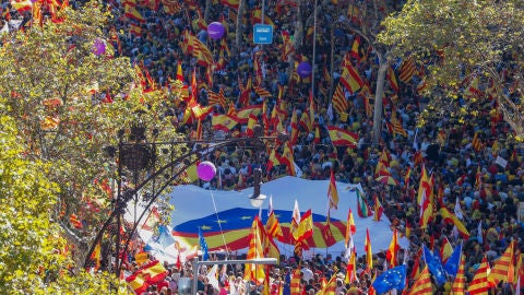 Espa&ntilde;a y Catalu&ntilde;a unidos en un coraz&oacute;n en una de las pancartas