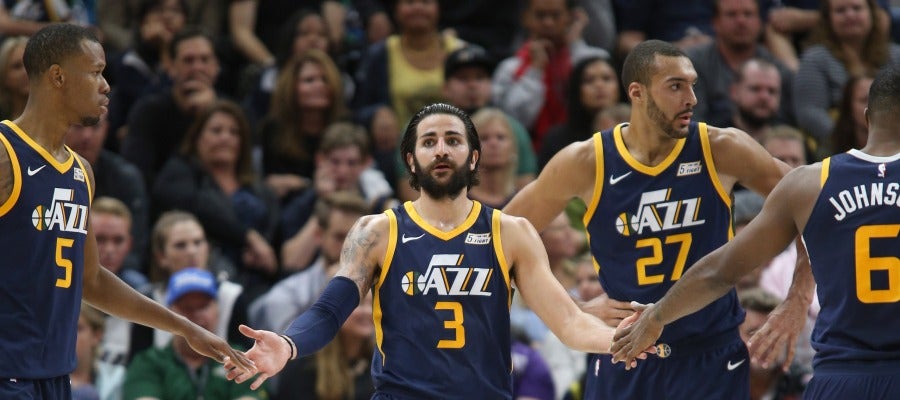 Ricky Rubio, felicitado por sus compañeros tras anotar una canasta Ricky Rubio, felicitado por sus compañeros tras anotar una canasta