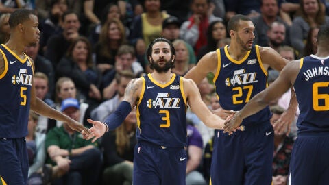 Ricky Rubio, felicitado por sus compa&ntilde;eros tras anotar una canasta