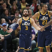 Ricky Rubio, felicitado por sus compañeros tras anotar una canasta Ricky Rubio, felicitado por sus compañeros tras anotar una canasta
