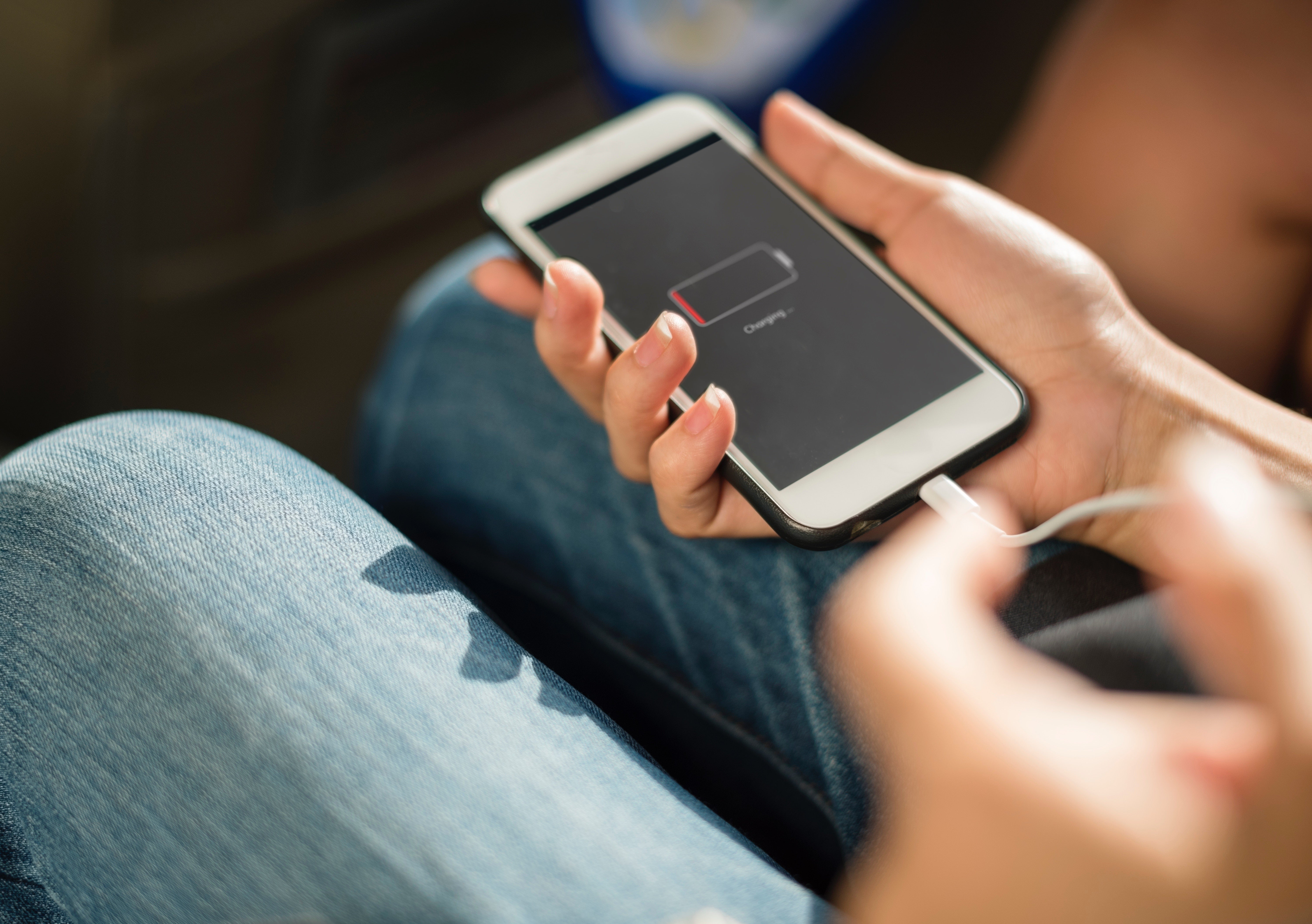 Apple admite que ralentiza intencionadamente los iPhone debido al envejecimiento de la baterías Apple admite que ralentiza intencionadamente los iPhone debido al envejecimiento de la baterías