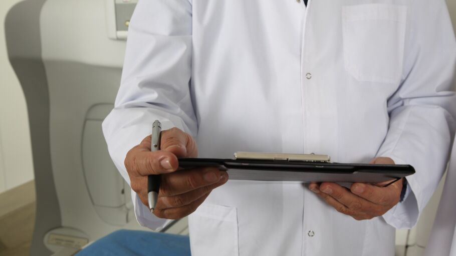 Un m&eacute;dico en la consulta