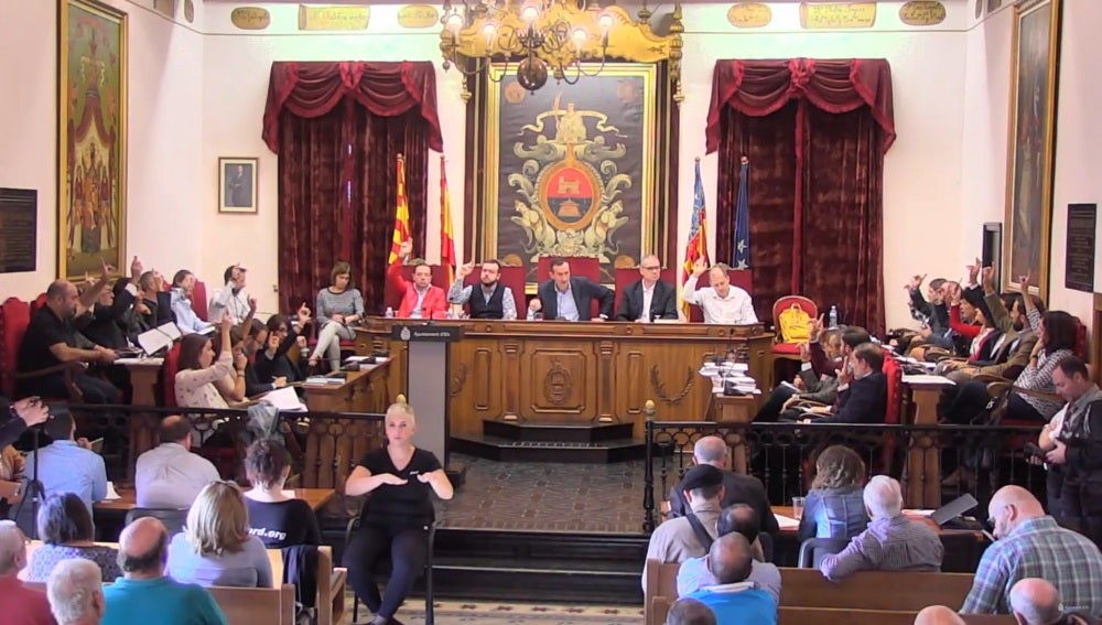 Pleno Municipal del Ayuntamiento de Elche en una votación 