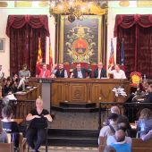 Pleno Municipal del Ayuntamiento de Elche en una votación 