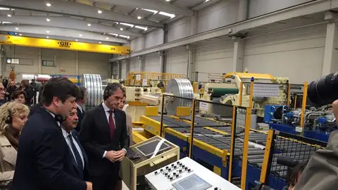 Iñigo de la Serna durante la visita realizada a Santander Coated Solutions Empresa ubicada en el Puerto de Santander