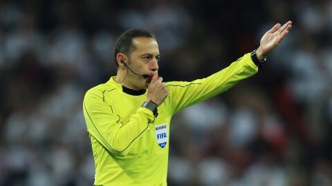 C&uuml;neyt Cakir, en un partido de la fase de clasificaci&oacute;n para el Mundial 2018