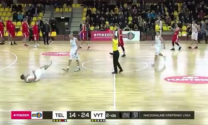 ¡Increíble! Tumba a su compañero de un puñetazo tras no pasarle el balón ¡Increíble! Tumba a su compañero de un puñetazo tras no pasarle el balón