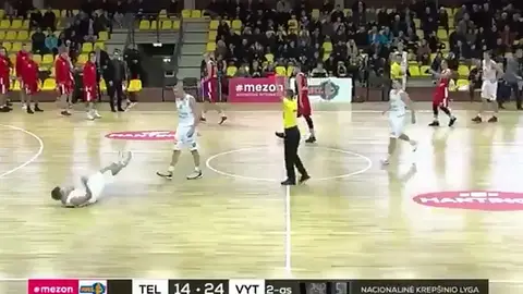 Un jugador derriba de un puñetazo a su compañero Un jugador derriba de un puñetazo a su compañero