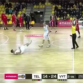 Un jugador derriba de un puñetazo a su compañero Un jugador derriba de un puñetazo a su compañero