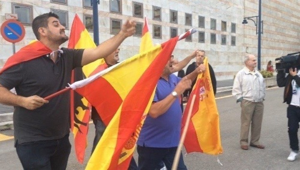 Tensión entre un grupo con banderas de España y los asistentes al acto de Pablo Iglesias en Santander
