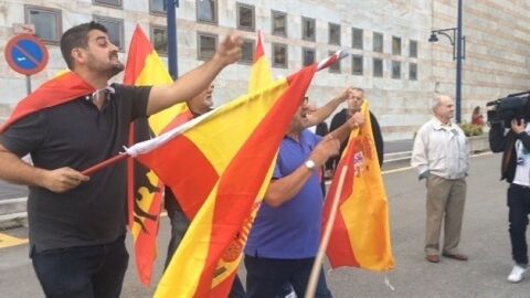 Tensi&oacute;n entre un grupo con banderas de Espa&ntilde;a y los asistentes al acto de Pablo Iglesias en Santander 