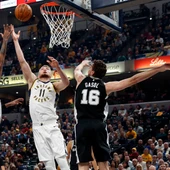 Pau Gasol trata de impedir una canasta ante Indiana Pau Gasol trata de impedir una canasta ante Indiana