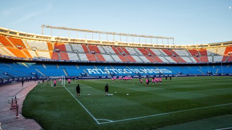 El Atl&eacute;tico de Madrid entrena en el Vicente Calder&oacute;n