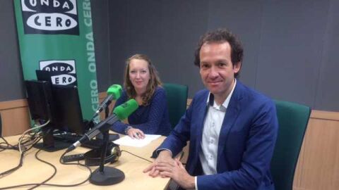 El conseller de Territorio, Energ&iacute;a y Movilidad, Marc Pons, con Elka Dimitrova en Onda Cero.