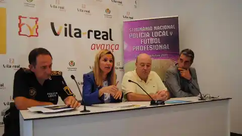 La regidora de Seguretat Ciutadana Silvia Gómez i el cap de la policia local José Ramón Nieto durant la presentació del seminari. Hui i demà la prefectura de la policia local és l´escenari d´una cita que pretén conèixer els dispositius de seguretat en els diferents estadis de la Lliga.
