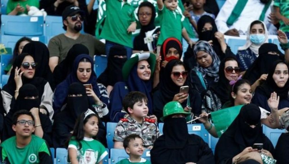Mujeres de Arabia Saudí en un estadio 