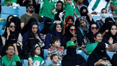 Mujeres de Arabia Saud&iacute; en un estadio 