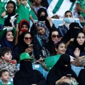 Mujeres de Arabia Saudí en un estadio 