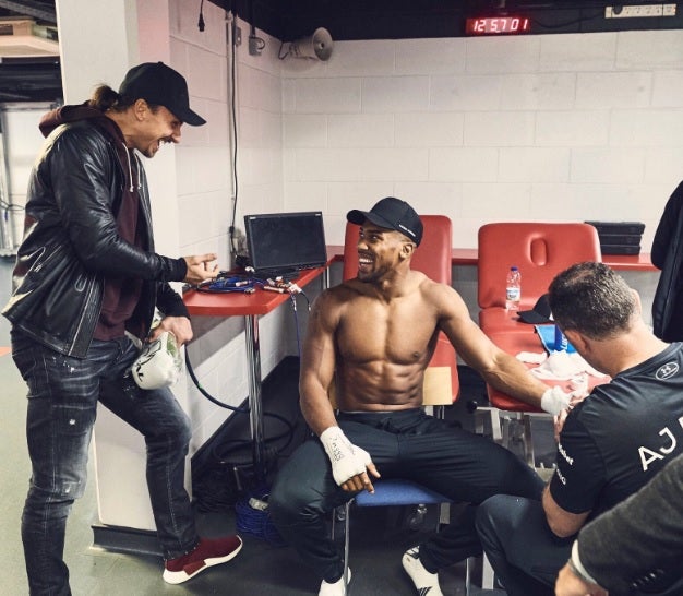 Ibrahimovic se ofreció a Joshua para enseñarle a dar patadas Ibrahimovic se ofreció a Joshua para enseñarle a dar patadas
