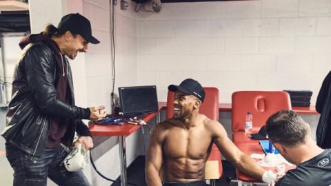 Anthony Joshua conversa con Ibrahimovic