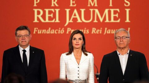  La reina Letizia junto al president de la Generaltat valenciana, Ximo Puig y el alcalde de Valencia, Joan Rib&oacute; 