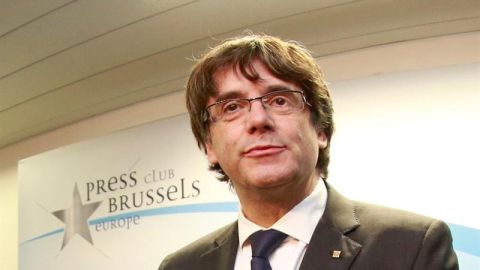El expresidente de la Generalitat de Catalu&ntilde;a Carles Puigdemont posan en el interior del club de la prensa de Bruselas