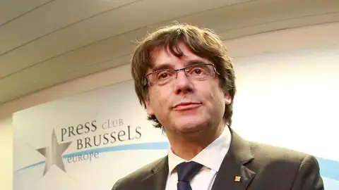 El expresidente de la Generalitat de Cataluña Carles Puigdemont posan en el interior del club de la prensa de Bruselas El expresidente de la Generalitat de Cataluña Carles Puigdemont posan en el interior del club de la prensa de Bruselas