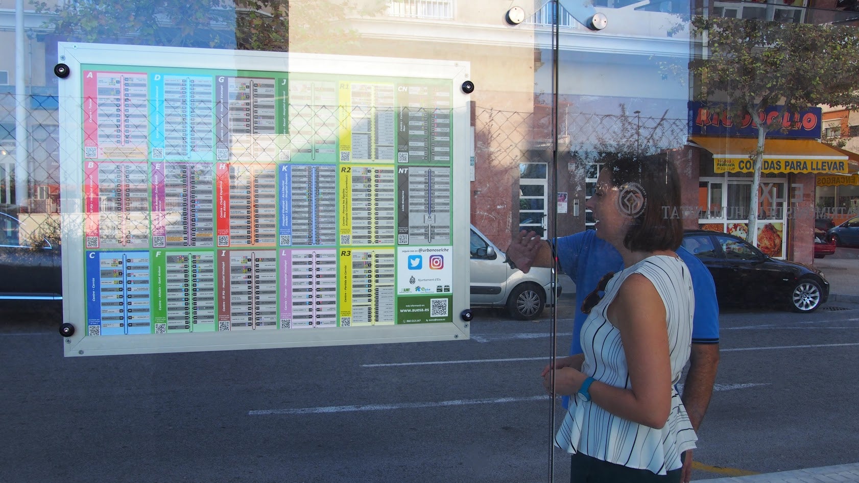 Elche implanta marquesinas ‘parlantes’ que informan a los invidentes de los horarios del autobús urbano Elche implanta marquesinas ‘parlantes’ que informan a los invidentes de los horarios del autobús urbano