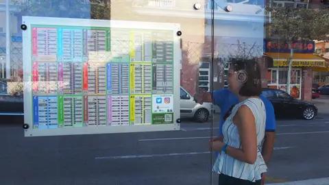 La concejala de Movilidad, Esther Díez, en una marquesina del autobús urbano de Elche La concejala de Movilidad, Esther Díez, en una marquesina del autobús urbano de Elche