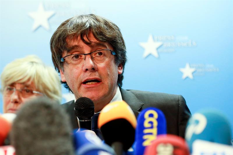 Puigdemont acepta el reto del 21D y dice que sólo volverá a España si "hay garantías" Puigdemont acepta el reto del 21D y dice que sólo volverá a España si "hay garantías"