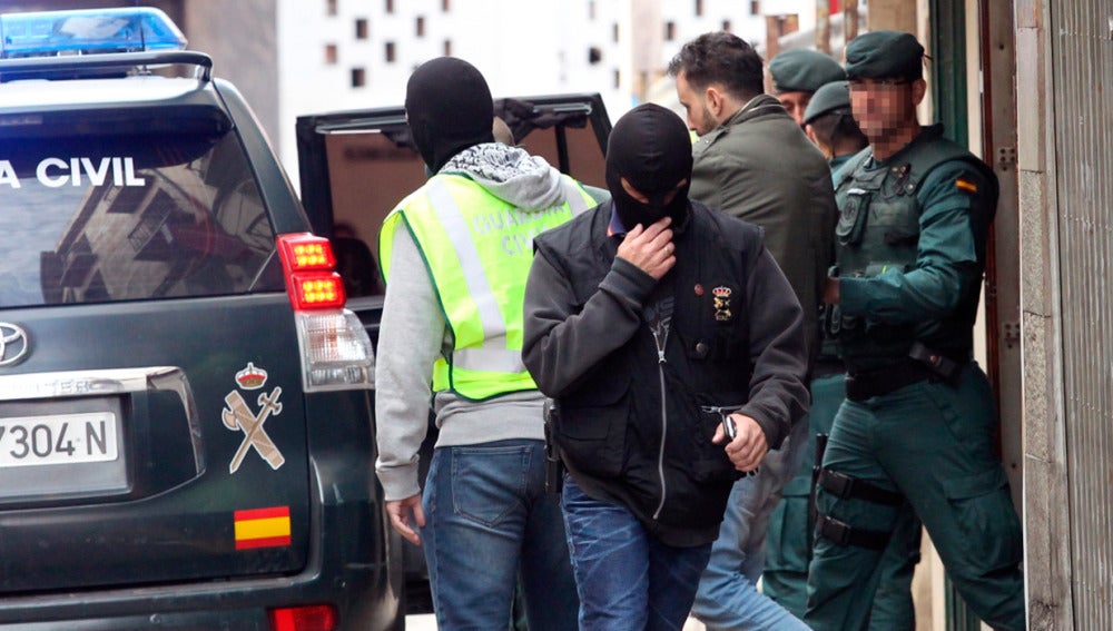 Agentes de la Guardia Civil trasladan al marroquí detenido en octubre de 2016 en Calahorra, La Rioja