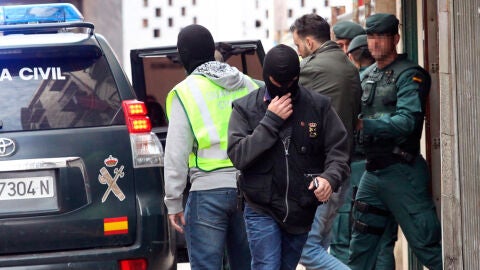 Agentes de la Guardia Civil trasladan al marroqu&iacute; detenido en octubre de 2016 en Calahorra, La Rioja