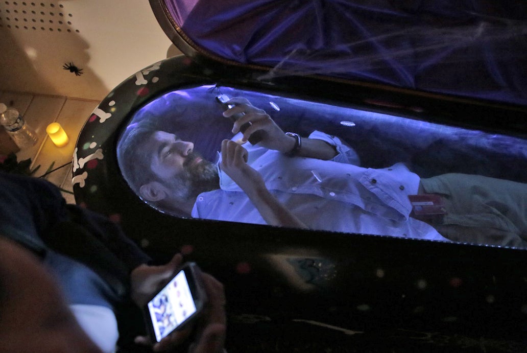 "Me han enterrado Vivo" "Me han enterrado Vivo"