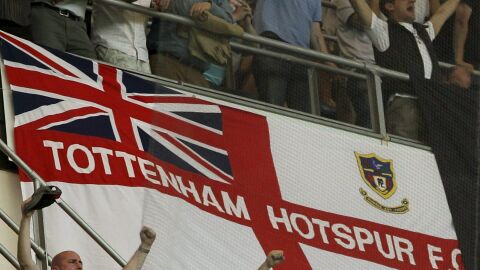 El Tottenham suspende a dos aficionados