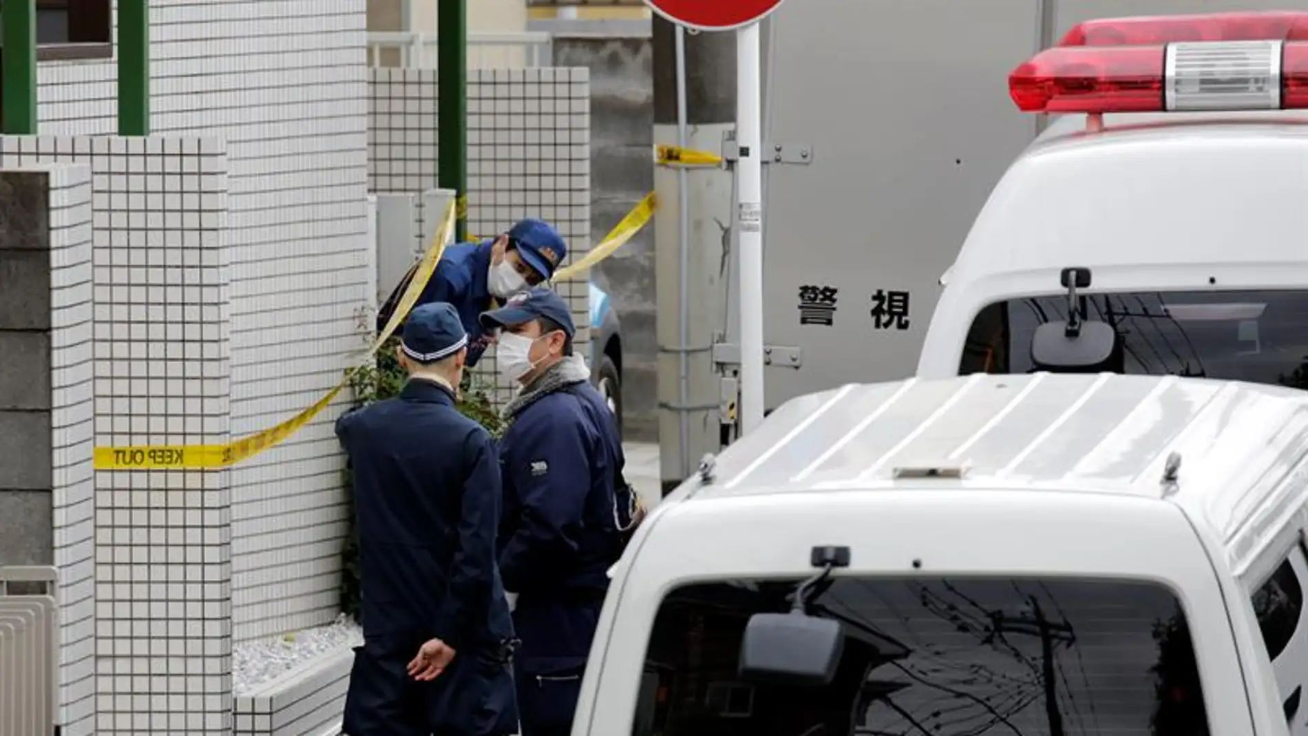 Investigadores policiales y policía forense japoneses