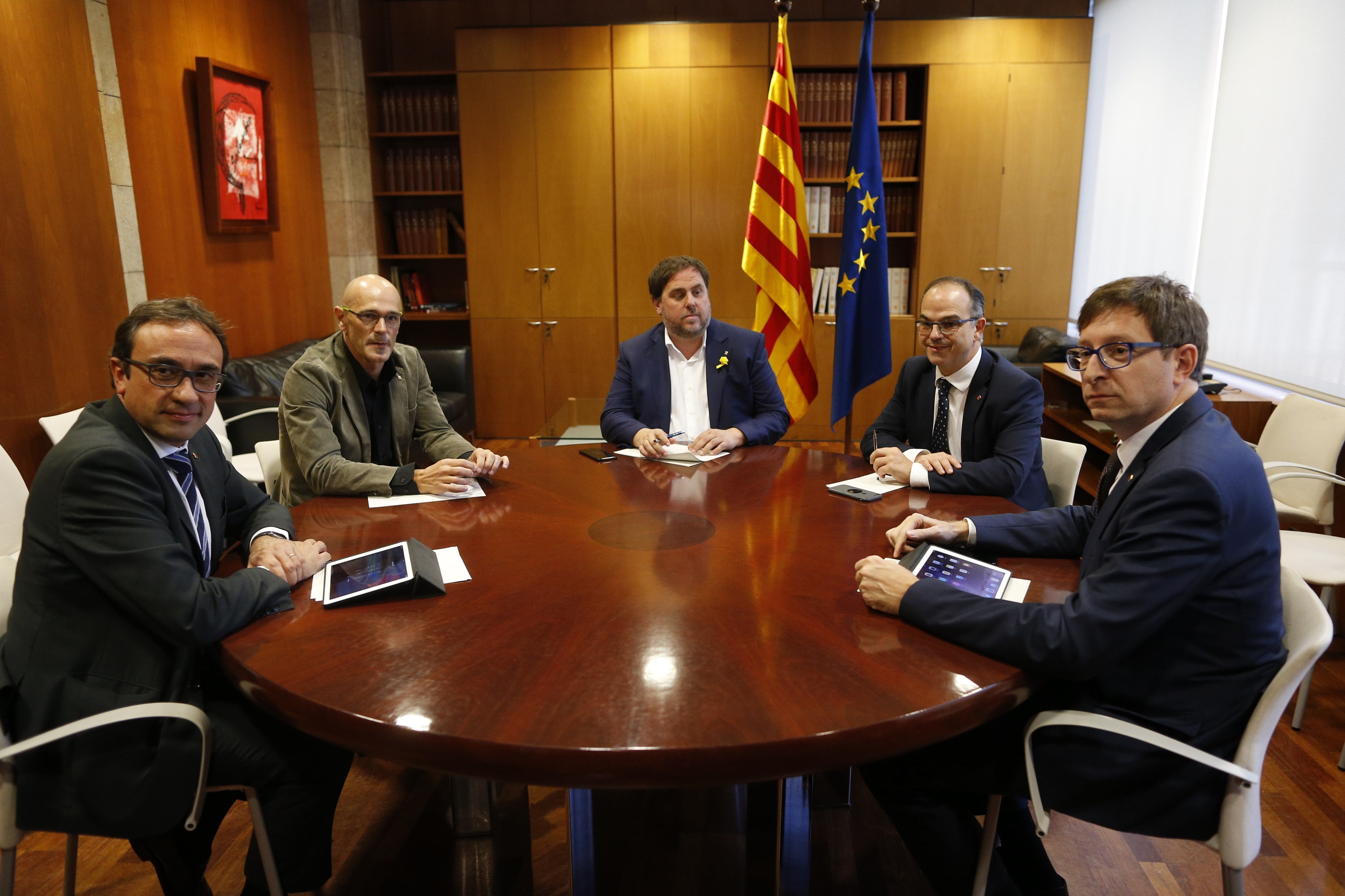 El Ayuntamiento de Barcelona reconoce al Govern cesado como "legítimo" El Ayuntamiento de Barcelona reconoce al Govern cesado como "legítimo"