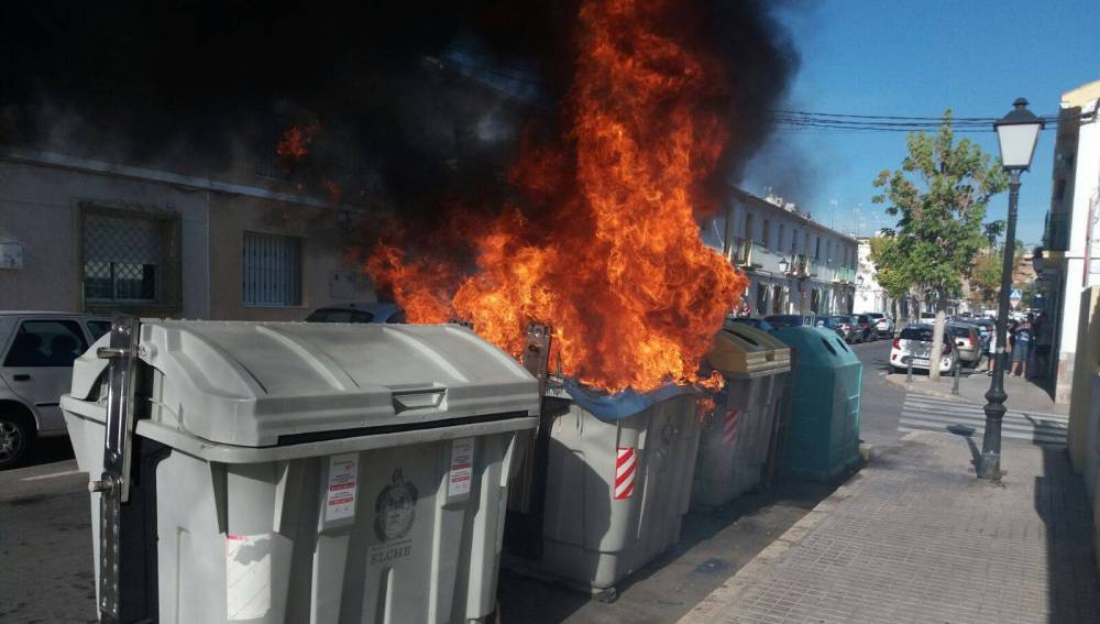 Contenedor de recogida de cartón ardiendo en el barrio de Carrús de Elche