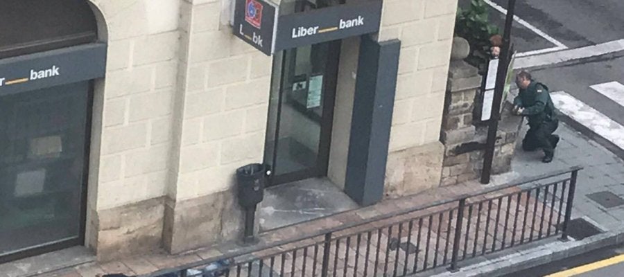 Tiroteo en el centro de Cangas de Onís por un atraco a una sucursal bancaria Tiroteo en el centro de Cangas de Onís por un atraco a una sucursal bancaria