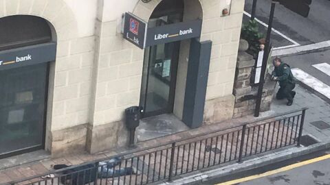 Tiroteo en el centro de Cangas de On&iacute;s por un atraco a una sucursal bancaria