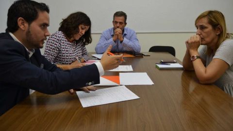Los ediles de C's Elche, David Caballero y Eva Mar&iacute;a Crisol, con la delegada en Elche de ASAFAN