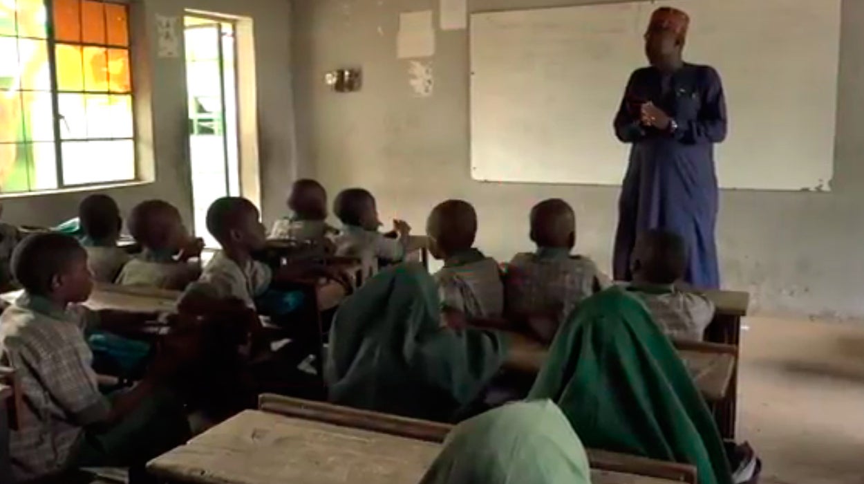 La conmovedora historia de un profesor nigeriano que abrió una escuela gratuita durante el conflicto de Boko Haram La conmovedora historia de un profesor nigeriano que abrió una escuela gratuita durante el conflicto de Boko Haram