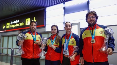 Los cuatro componentes de la selecci&oacute;n espa&ntilde;ola de tiro en el aeropuerto de Barajas