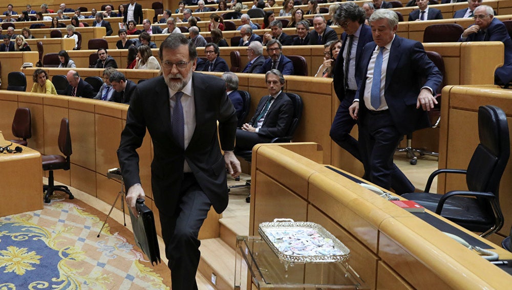 Rajoy saliendo del Senado 