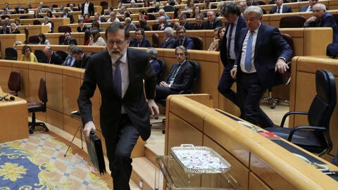 Rajoy saliendo del Senado 