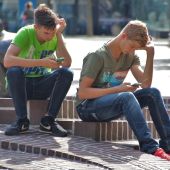 Dos amigos mirando el teléfono móvil