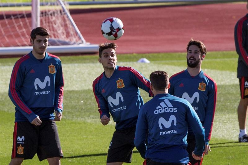 La Selección se entrena con los 25 convocados por Lopetegui y el viernes viajará a Málaga La Selección se entrena con los 25 convocados por Lopetegui y el viernes viajará a Málaga
