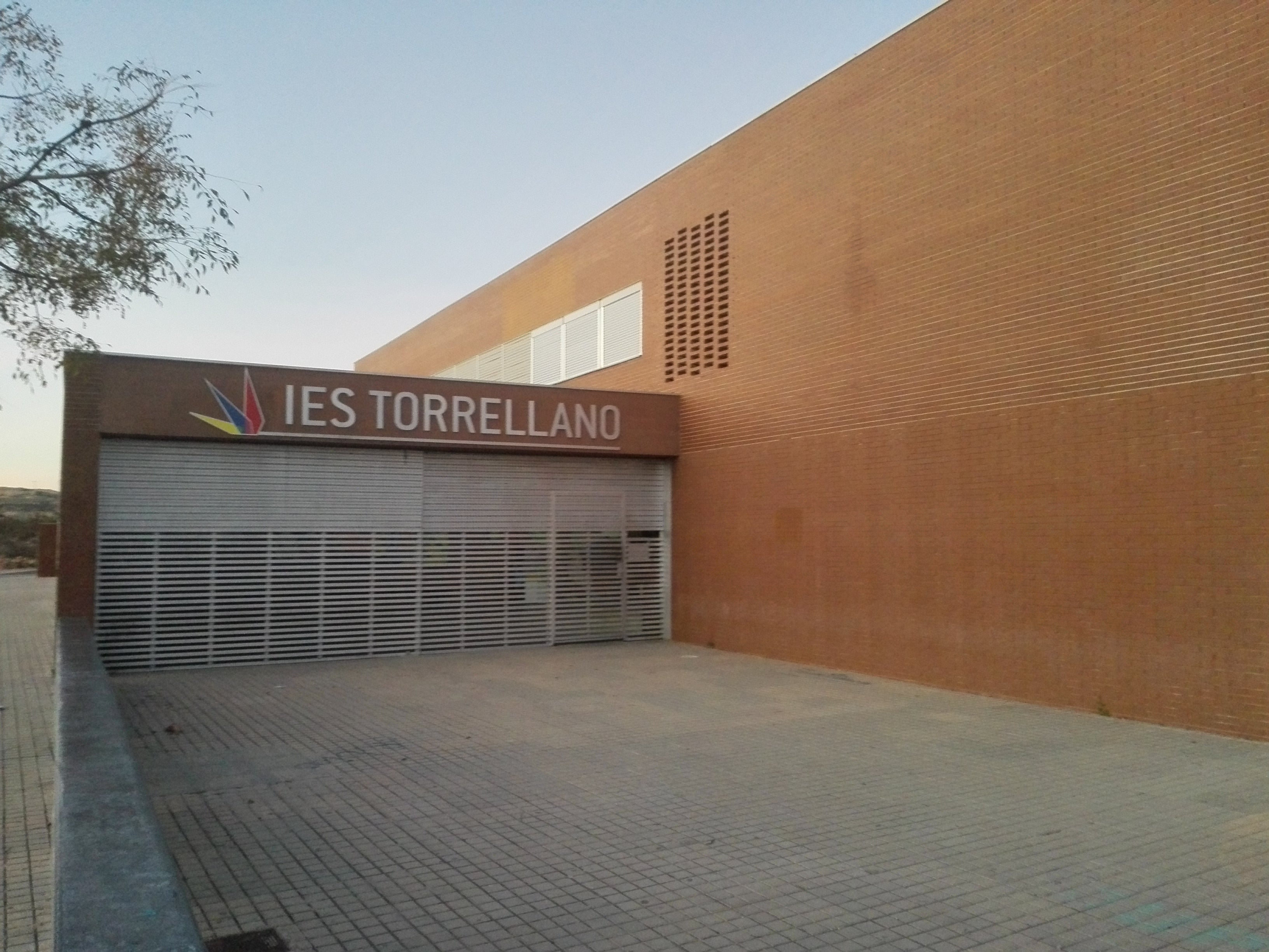 Las movilizaciones sobrevuelan de nuevo el instituto de Torrellano ante el incumplimiento del arreglo de su fachada este año Las movilizaciones sobrevuelan de nuevo el instituto de Torrellano ante el incumplimiento del arreglo de su fachada este año