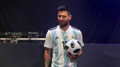 Messi con el nuevo bal&oacute;n del Mundial 2018.
