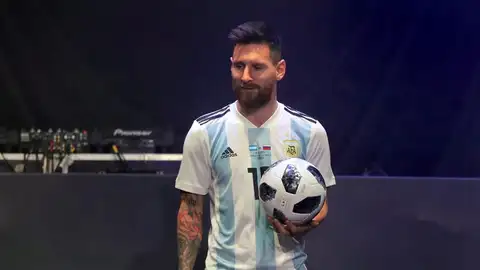Messi con el nuevo balón del Mundial 2018. Messi con el nuevo balón del Mundial 2018.