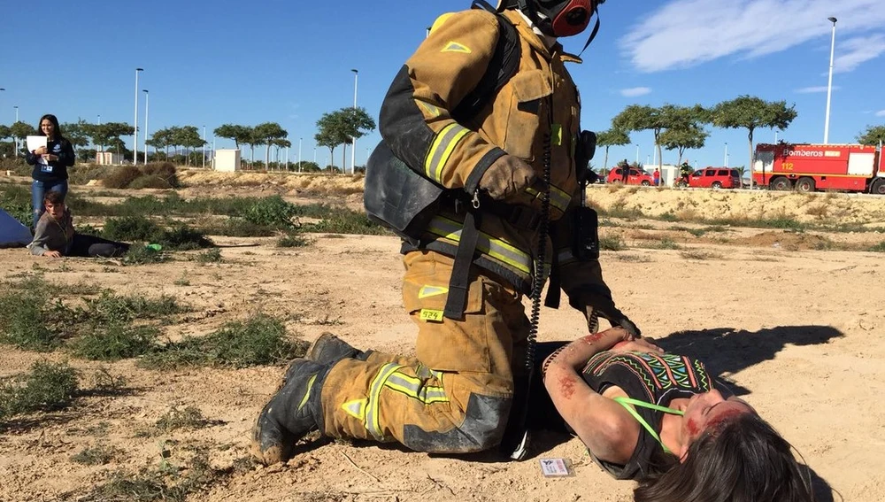 Un bombero atiende a una víctima en el simulacro de accidente aéreo de Elche Un bombero atiende a una víctima en el simulacro de accidente aéreo de Elche